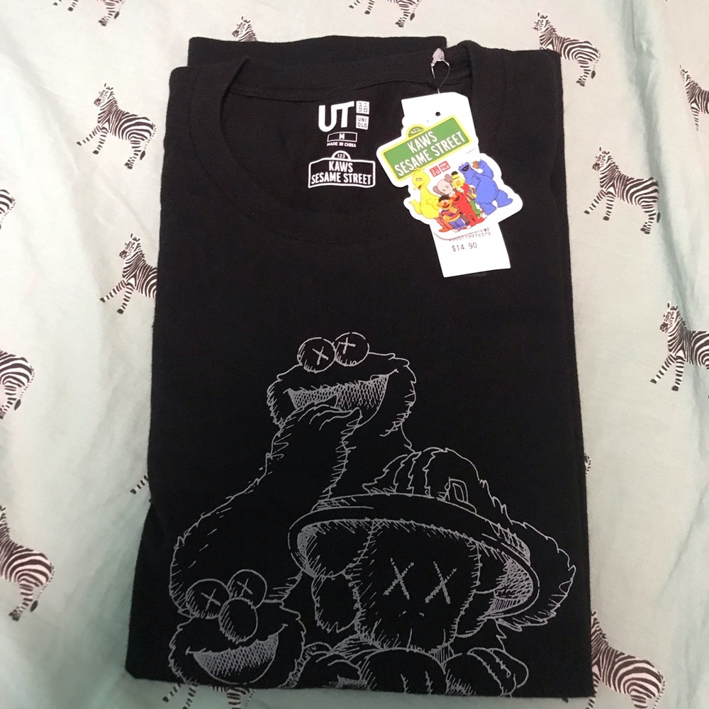 Uniqlo x kaws x Sesame Street t shirt size xs